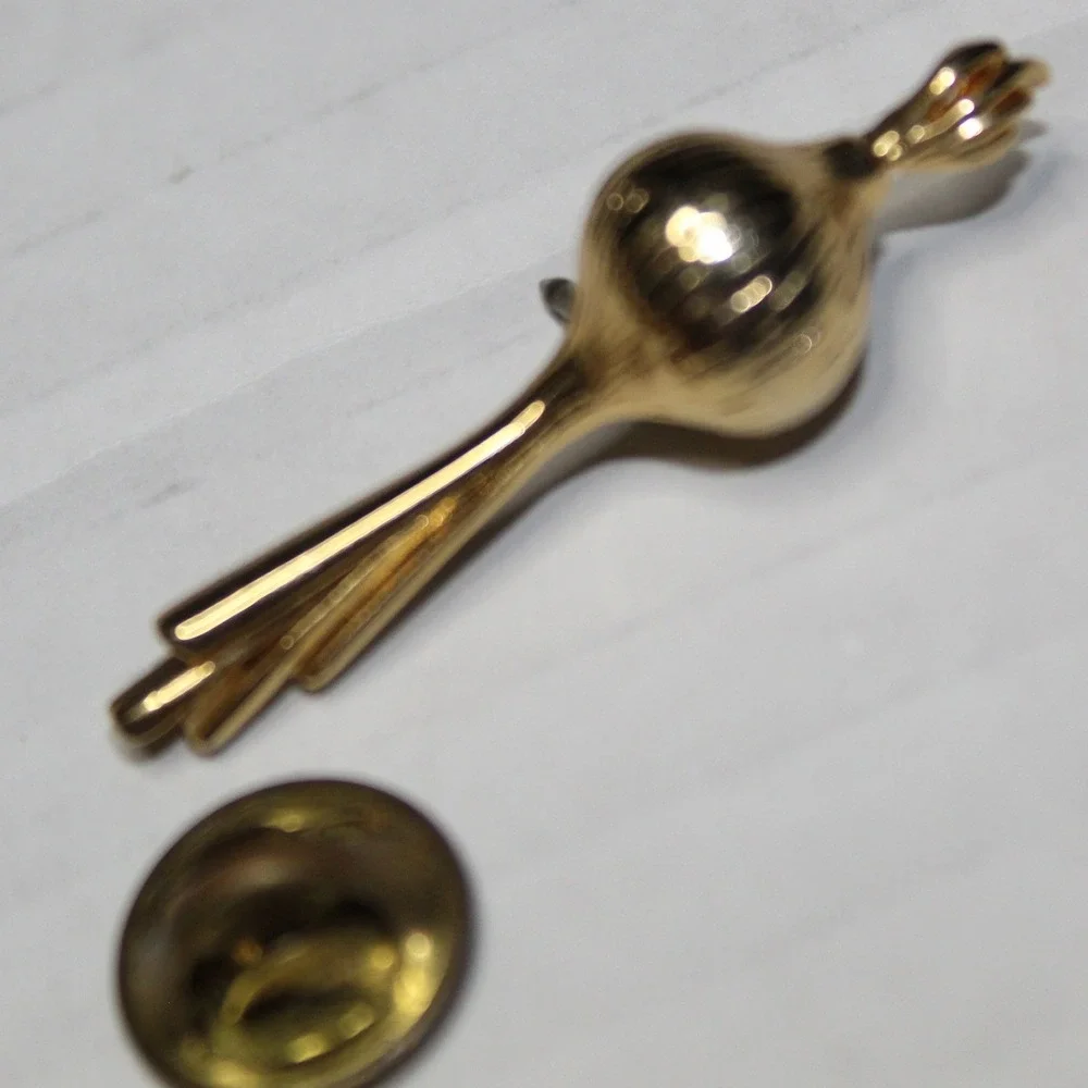 Small Lapel Pin Onion Scallion Food Vegetable Gold Tone Whimsical Novelty OS